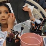 Mujer se maquilla durante el trabajo de parto en el hospital y desata críticas