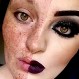 Mujeres con la mitad de la cara maquillada: La brutal y surrealista diferencia en 13 imágenes