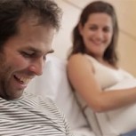 Padres “embarazados”: Emotiva campaña les permite sentir movimientos del bebé