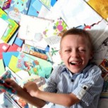 Conmovedora campaña: Niño con cáncer recibe 700 tarjetas de cumpleaños