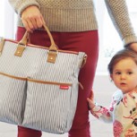7 madres del mundo muestran qué llevan en sus bolsos para ir a dar a luz: Impactan las diferencias