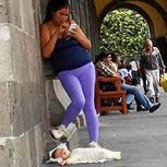 Madres causan indignación al dejar a sus bebés en el suelo para revisar sus celulares