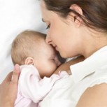 ¿Cuál es la posición de crianza biológica y para qué sirve en la lactancia?