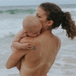 Mujeres muestran orgullosas sus cuerpos desnudos posparto mientras amamantan