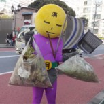 Un superhéroe contra la basura: Existe, está en Japón y se llama Mangetsu-Man
