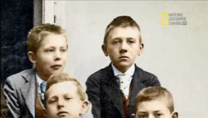 Adolf Hitler en su niñez. Es el niño ubicado al lado derecho superior de la fotografía.