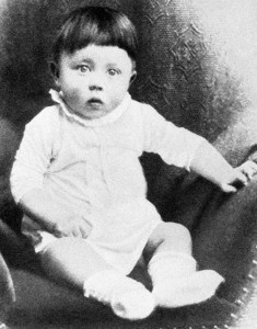 El pequeño Adolf Hitler en su época de lactante.