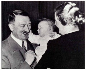 Hitler y bebé