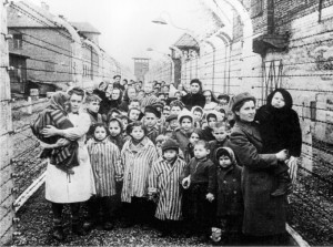 Niños en un campo de exterminio nazi.