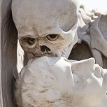 El “Beso de la muerte”: La tétrica escultura que simboliza el paso de esta vida a la siguiente