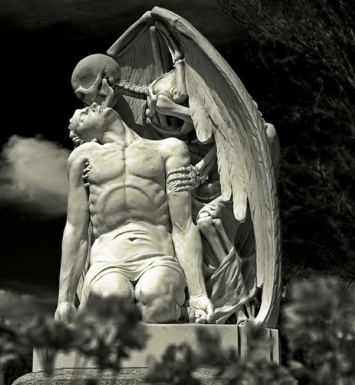El Beso De La Muerte La Tétrica Escultura Del Paso De Esta Vida A La Siguiente Mitos Y Enigmas