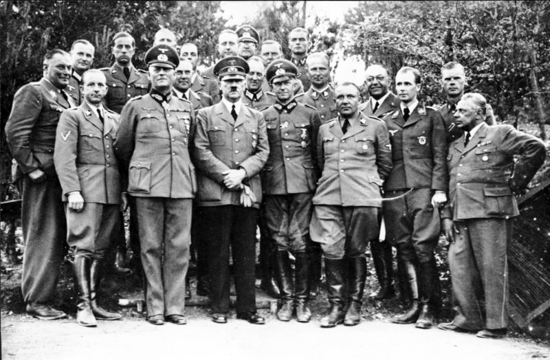 Adolf Hitler con parte de su séquito militar. Un sonriente doctor Morell aparece entre los militares.