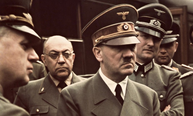 El doctor Morell (sin gorra militar) a las espaldas de Adolf Hitler.