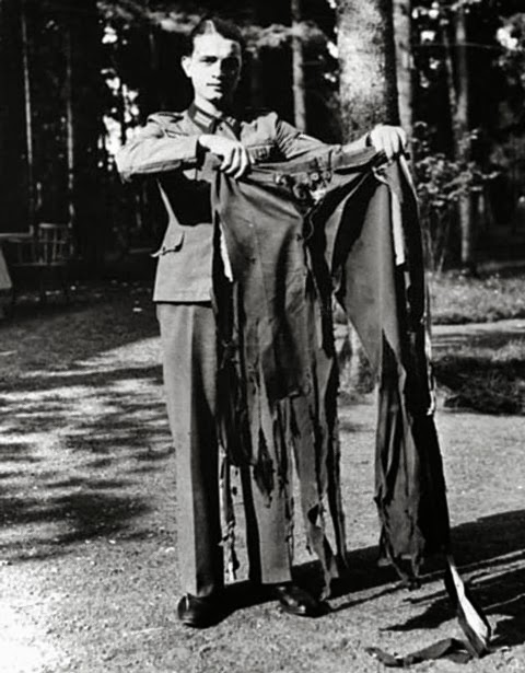 Un oficial alemán muestra cómo quedaron los pantalones de Hitler después de la explosión.