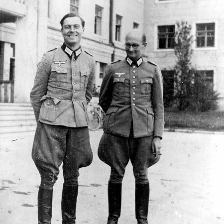 El coronel Claus von Stauffenberg (a la izquierda)  antes de ser herido en el norte de África.