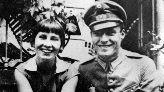 El coronel Claus von Stauffenberg y su esposa.