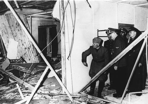 Adolf Hitler y el dictador italiano Benito Mussolini inspeccionando la sala donde estalló la bomba dejada por Stauffenberg.
