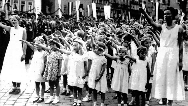 Niños alemanes  haciendo el saludo nazi en 1932.