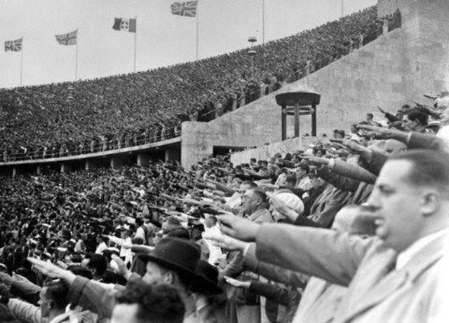 Ciudadanos alemanes haciendo el saludo nazi durante los Juegos Olímpicos de Berlín de 1936.
