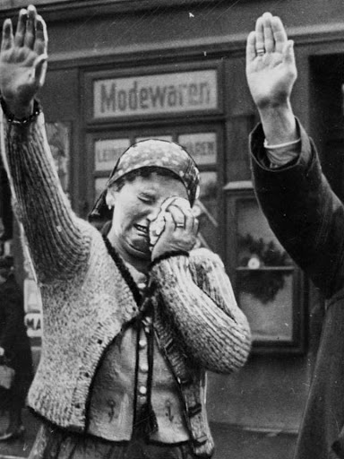 Mujer alemana de la región de los Sudetes, haciendo el saludo nazi durante la anexión de esa región de Checoslovaquia al Tercer Reich .