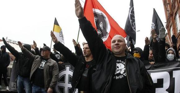 Neonazis haciendo el saludo nazi.