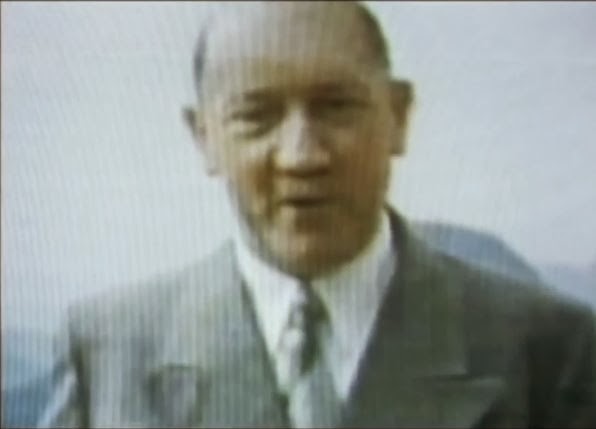 La polémica fotografía de un encanecido y anciano Adolf Hitler.