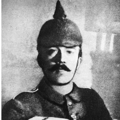 El cabo Adolf Hitler fotografiado durante la Primera Guerra Mundial, usando el famoso casco prusiano y un frondoso mostacho.