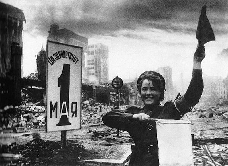 Una mujer del Ejército Rojo dirige el tránsito en una calle de Berlín, totalmente en ruinas.