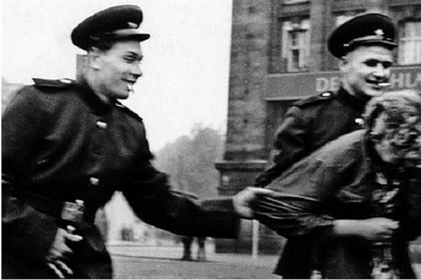 Mujer alemana acosada por soldados soviéticos.