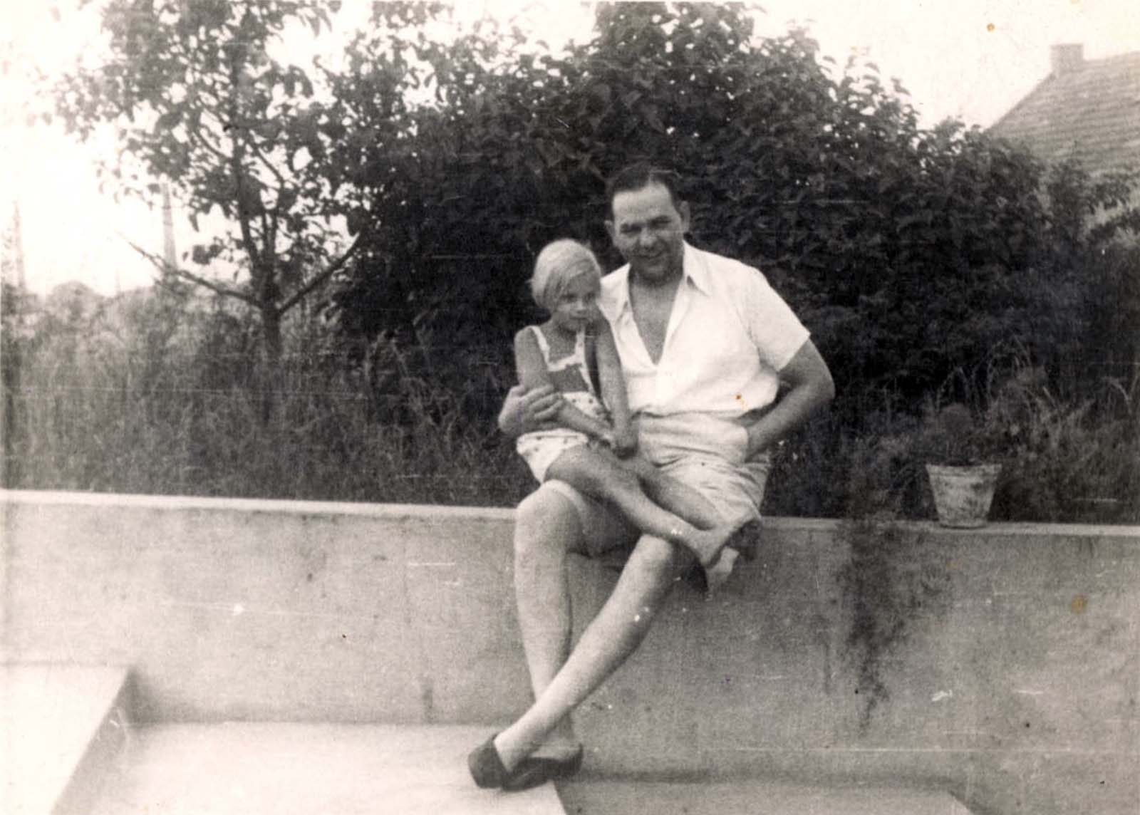 Amon Goeth junto a su hija Ingeborg en 1943.