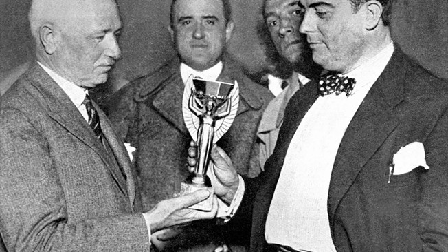  Originalmente llamada Victoria, pero por lo general conocida simplemente como la Copa del Mundo o "Coupe du Monde", el trofeo fue renombrado oficialmente en 1946 para honrar al entonces Presidente de la FIFA, Jules Rimet .