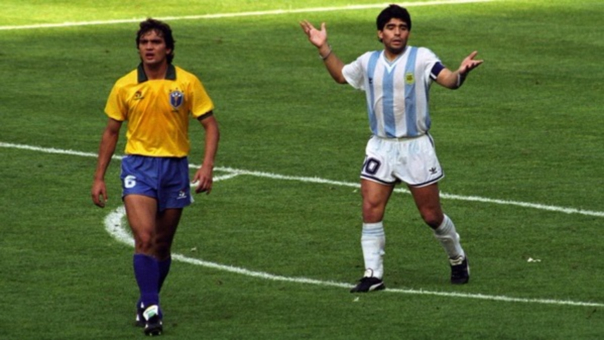Branco y Diego Maradona en el polémico partido que las selecciones de Brasil y Argentina jugaron en Italia 90'.