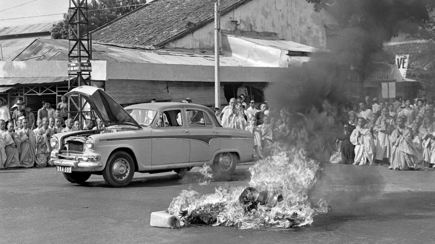 Foto monje budista quemándose