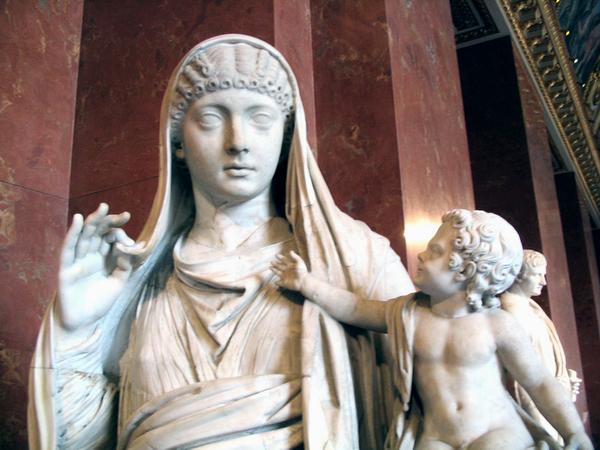 Estatua de la emperatriz Mesalina y su hijo Británico.