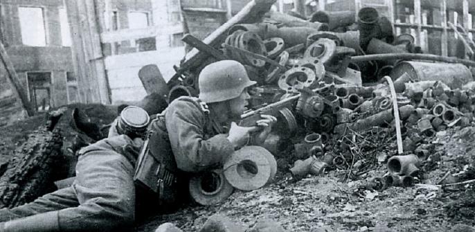 landser alemán refugiándose de los disparos rusos en Stalingrado.