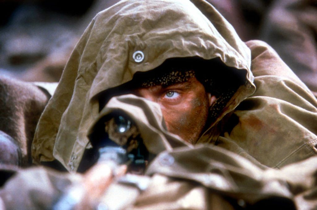 El actor Jude Law personificando al francotirador Vasili Zátziev en la película bélica "Enemy at the gates" (2001).