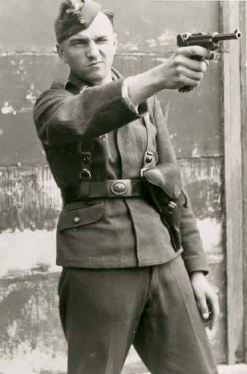Soldado alemán apuntando  su pistola Luger P08 durante la Segunda Guerra Mundial.