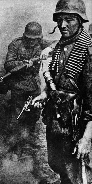 1942. Landser alemán portando una pistola Luger P08 en Stalingrado,  durante la campaña de la Unión Soviética.