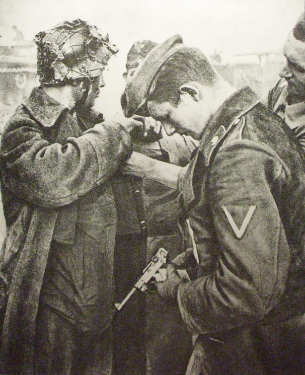 Un soldado alemán de la División Totenkopf de las Waffen SS sostiene en sus manos una pistola Luger P08.