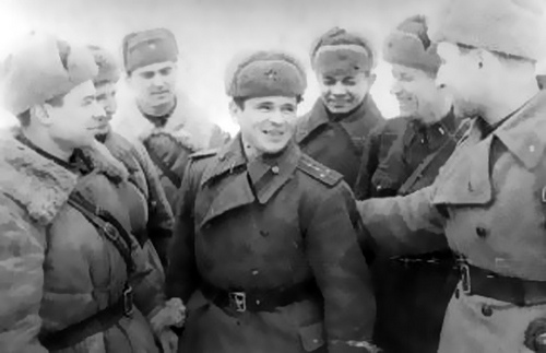 El francotirador Vasili Záitsev saludado por sus camaradas de armas.