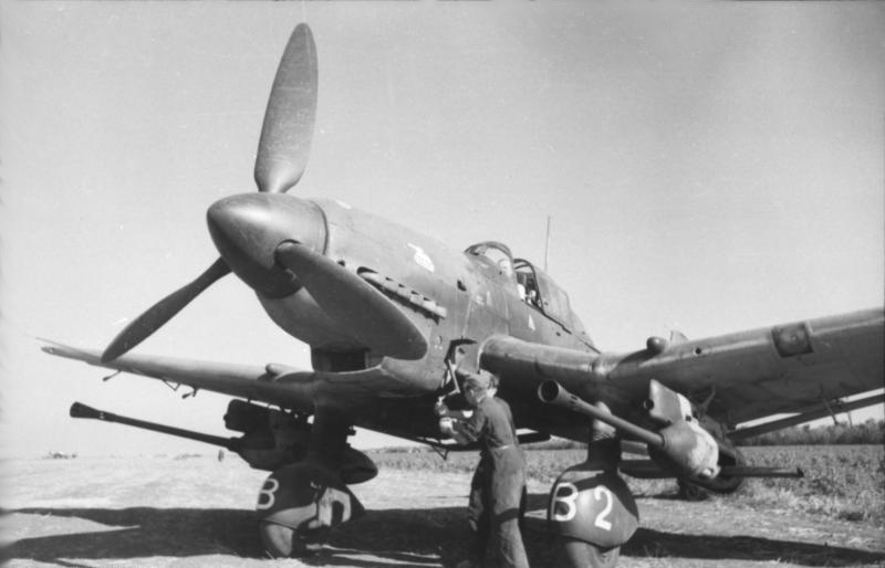 Un avión Stuka JU 87 G dotado con cañones anticarro.