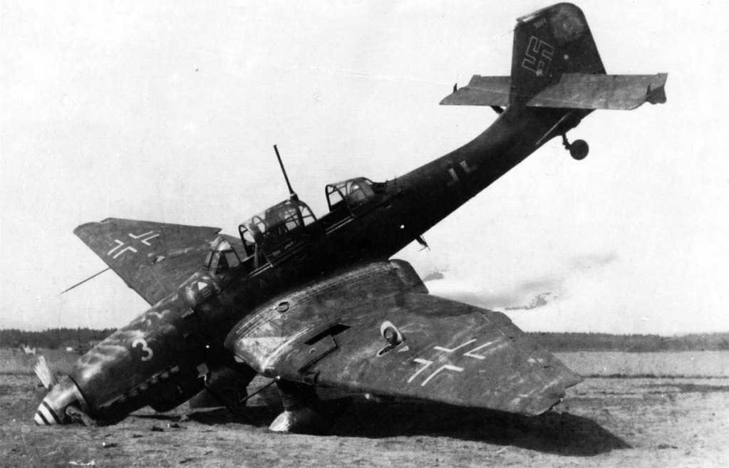 Un Stuka derribado en tierra por un caza enemigo.