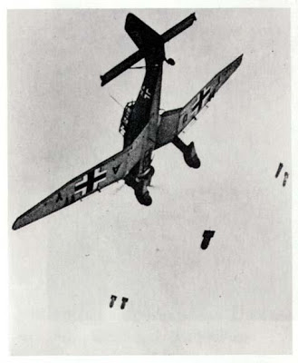 Un Stuka cayendo en picado después de soltar sus bombas sobre el objetivo.
