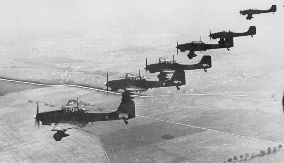 Stukas volando en formación durante la Segunda Guerra Mundial.