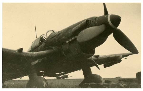  Un Stuka Ju-87 donde se aprecian las sirenas montadas sobre el tren de aterrizaje del avión. 