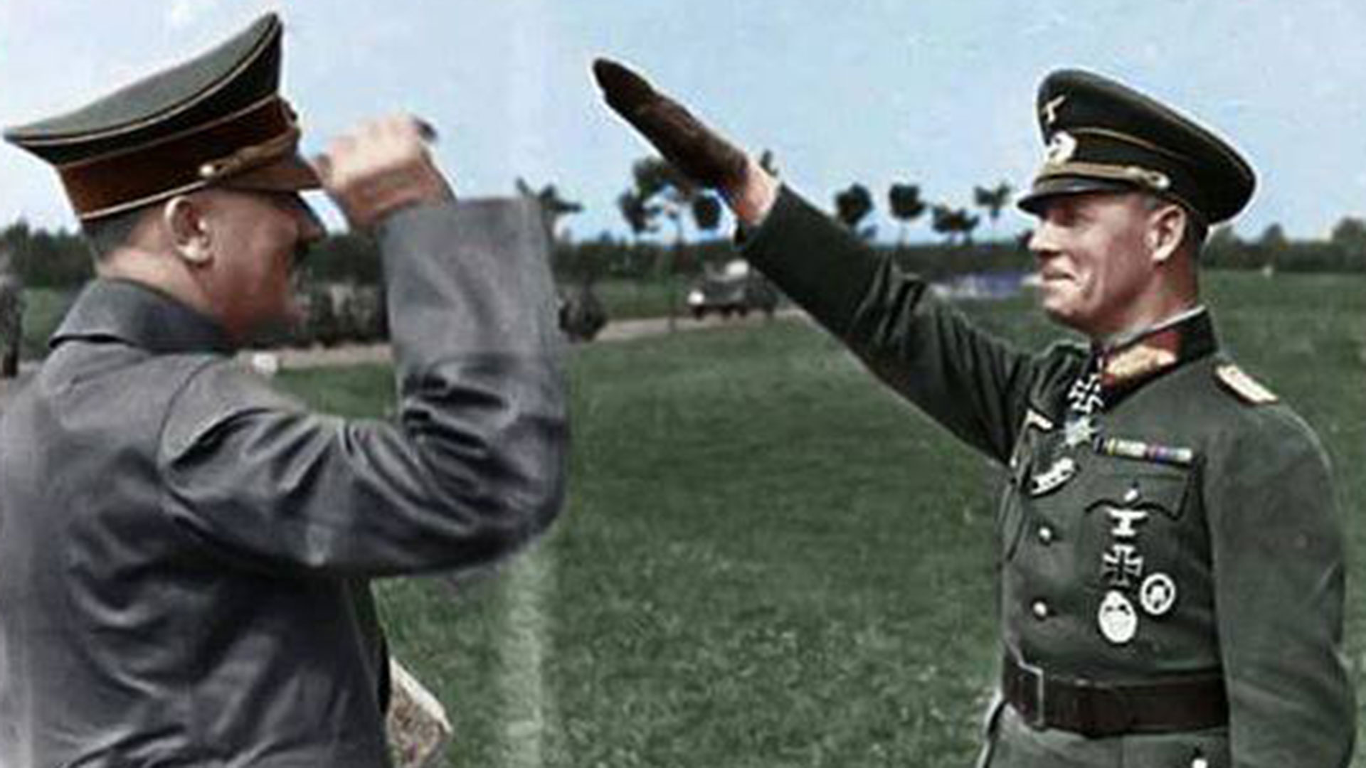 El general alemán Erwin Rommel, el célebre  "Zorro del desierto", saluda a Adolf Hitler con el saludo nazi. En su uniforme se aprecian una Cruz de Hierro de 1a Clase y una Cruz de Caballero.