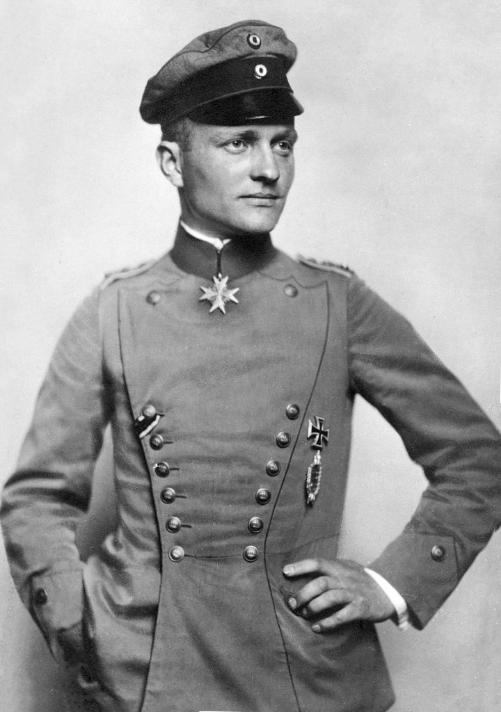 El aviador alemán Manfred von Richthofen, el legendario Barón Rojo, luciendo la prestigiosa cruz azul Pour le Mérite al cuello y una Cruz de Hierro al costado izquierdo de su casaca militar.