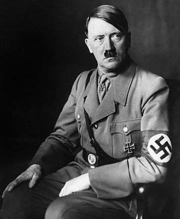 Adol Hitler posando con la Cruz de Hierro de Primera Clase que le fue otorgada en 1918,  en la etapa final de la Primera Guerra Mundial.