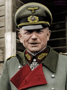 El coronel general alemán Heinz Guderian, uno de los principales artífices de la Blitzkrieg o Guerra Relámpago,  luciendo su Cruz de Caballero colgada al cuello.
