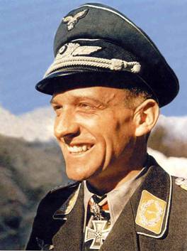 El aviador alemán Hans-Ulrich Rudel, el as del aire más condecorado durante la Segunda Guerra Mundial.